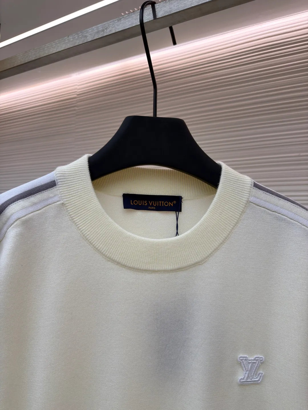 LOUIS VUITTON SKI ski series letter arm floral sweater ●Original version: purchased and developed by 14372 ●Item number: 1681678-A95 ●Fabric: wool blended fabric ●Technology: jacquard knitting ●Color: off-white ●Version: fitted version ●Weight: about 540 grams ●Size: S-M-L-XL ●Description: This knitted sweater is made of high-count combed wool and cashmere blended fabric. It has undergone multiple worsts spinning processes to ensure that the fiber is soft and not easy to pill. The ready-made garments use computerized flat knitting jacquard technology to precisely weave the brand's iconic Monogram pattern and geometric line patterns on both sides of the sleeves, creating clear layers and a strong three-dimensional effect. The LV embroidery on the chest uses precision flat embroidery technology, and the stitching is even and delicate, integrating with the body. The collar, cuffs and hem are all ribbed and have moderate elasticity, which not only ensures wearing comfort but also effectively prevents deformation. The overall tailoring follows ergonomics, and the fit is loose yet stiff. After multiple fitting adjustments, it ensures free movement. The dyeing process uses environmentally friendly reactive dyes, which have soft colors and are not easy to fade. At the same time, strict washing and color fixing treatments make the clothes feel smoother. From yarn selection to garment completion, every step undergoes strict quality inspection to ensure high quality and durability. The overall wiring is straight and delicate, the fabric is comfortable and soft, and the color is consistent without color difference. It can be matched with the same style to create a fashionable look and control various occasions. Customized accessories, complete with three standards, same style for men and women!